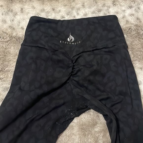 Ryderwear Leopard Scrunch Butt leggings - Picture 2 of 3